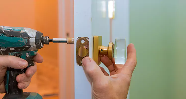 Broken Door Knob Fix in Palm River-Clair Mel, FL